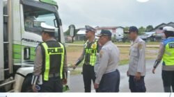 Petugas Dinas Perhubungan Kabupaten Ketapang dan kepolisian melakukan pemeriksaan fisik (ramp check) terhadap kendaraan angkutan di jalan raya dalam rangka Ops Keselamatan Kapuas 2026. (Dok. HO/Faktakalbar.id)
