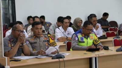 Suasana rapat koordinasi lintas sektoral terkait evaluasi aturan operasional kendaraan berat yang dihadiri Ditlantas Polda Kalbar di Ruang Rapat Dinas Perhubungan Provinsi Kalbar, Jumat (20/2/2026).