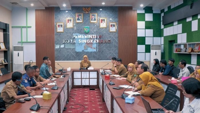 Suasana rapat evaluasi operasional Nomor Tunggal Panggilan Darurat SIGAP 112 yang dipimpin oleh Sekretaris Daerah Kota Singkawang di Ruang Rapat Wali Kota.