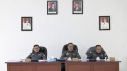 Ketua Komisi I DPRD Ketapang Gusmani (tengah) memimpin rapat kerja pembahasan sengketa tapal batas desa didampingi Wakil Ketua Kurniawan (kanan) dan Sekretaris Yang Kim (kiri). (Dok. HO/Faktakalbar.id)