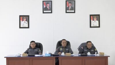 Ketua Komisi I DPRD Ketapang Gusmani (tengah) memimpin rapat kerja pembahasan sengketa tapal batas desa didampingi Wakil Ketua Kurniawan (kanan) dan Sekretaris Yang Kim (kiri). (Dok. HO/Faktakalbar.id)