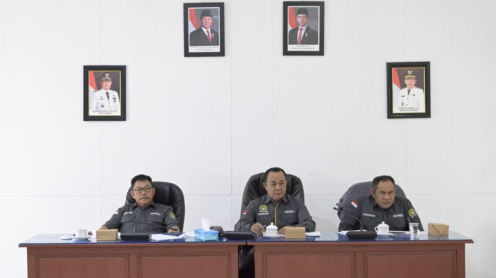 Ketua Komisi I DPRD Ketapang Gusmani (tengah) memimpin rapat kerja pembahasan sengketa tapal batas desa didampingi Wakil Ketua Kurniawan (kanan) dan Sekretaris Yang Kim (kiri). (Dok. HO/Faktakalbar.id)