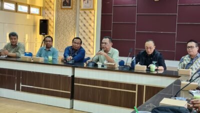 Ketua Umum Formajakon, Baskoro Efendy, didampingi Kepala Dinas PUPR Kalbar Iskandar Zulkarnain saat memimpin rapat koordinasi terkait solusi masalah konstruksi, Kamis (5/2/2026).