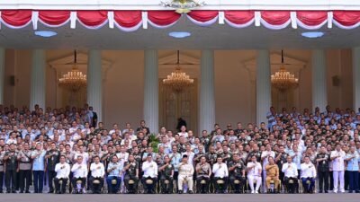 Presiden Prabowo Subianto berfoto bersama para peserta Rapat Pimpinan (Rapim) TNI–Polri 2026 di depan Istana Merdeka, Jakarta. (Dok. HO/Faktakalbar.id)