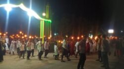 Peserta Pawai Obor Ramadhan di Meliau membawa obor bambu sambil mengumandangkan selawat dalam rangka menyambut Bulan Suci Ramadhan 1447 Hijriah, Senin (16/2/2026) malam.