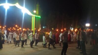 Peserta Pawai Obor Ramadhan di Meliau membawa obor bambu sambil mengumandangkan selawat dalam rangka menyambut Bulan Suci Ramadhan 1447 Hijriah, Senin (16/2/2026) malam.