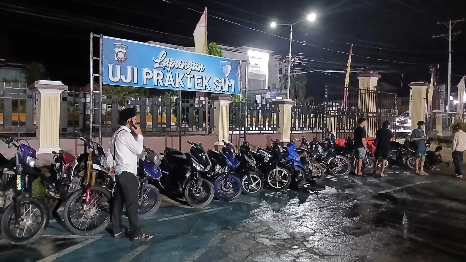 Personel gabungan Polres Kapuas Hulu saat mengamankan puluhan sepeda motor berknalpot brong dalam operasi penertiban di wilayah Putussibau.