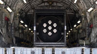 Reaktor nuklir Ward 250 diamankan di dalam kargo pesawat C-17 Globemaster III untuk transportasi dari California menuju Utah. (Dok. HO/Faktakalbar.id)