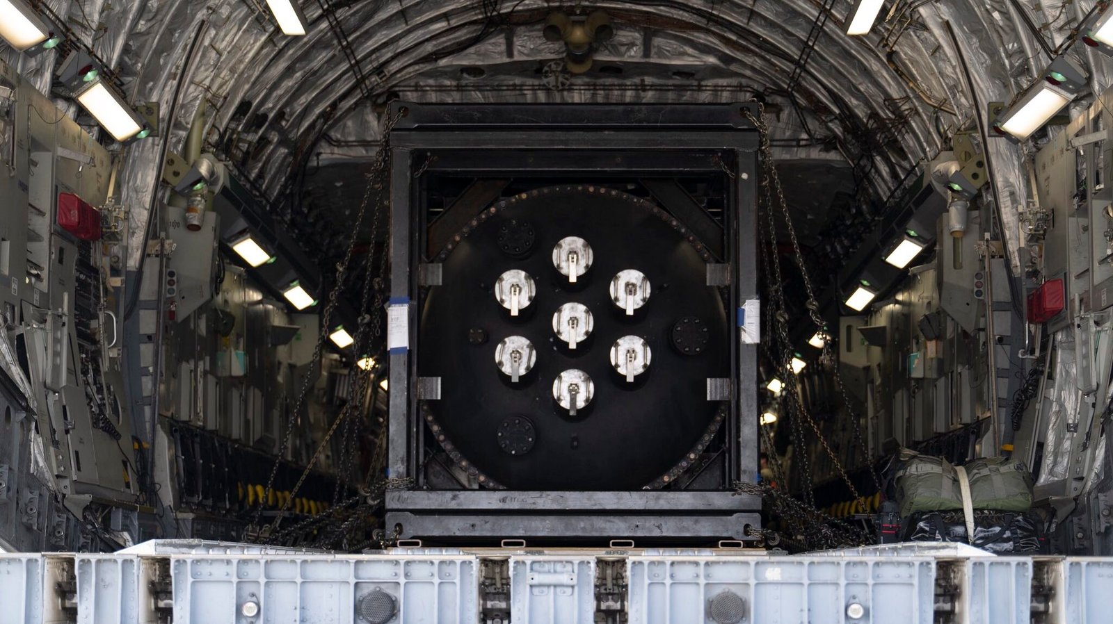 Reaktor nuklir Ward 250 diamankan di dalam kargo pesawat C-17 Globemaster III untuk transportasi dari California menuju Utah. (Dok. HO/Faktakalbar.id)