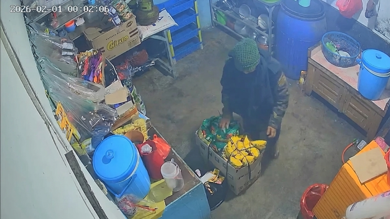 Tangkapan layar rekaman CCTV yang memperlihatkan gerak-gerik pelaku saat melakukan aksi pencurian di dalam kantin Sekolah Methodist, Kabupaten Mempawah, Senin (2/2/2026).