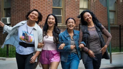 "Bingung mencari kegiatan setelah pulang Tarawih? Coba tonton 4 rekomendasi film inspiratif dan hangat ini untuk menemani waktu santai kamu sebelum sahur."