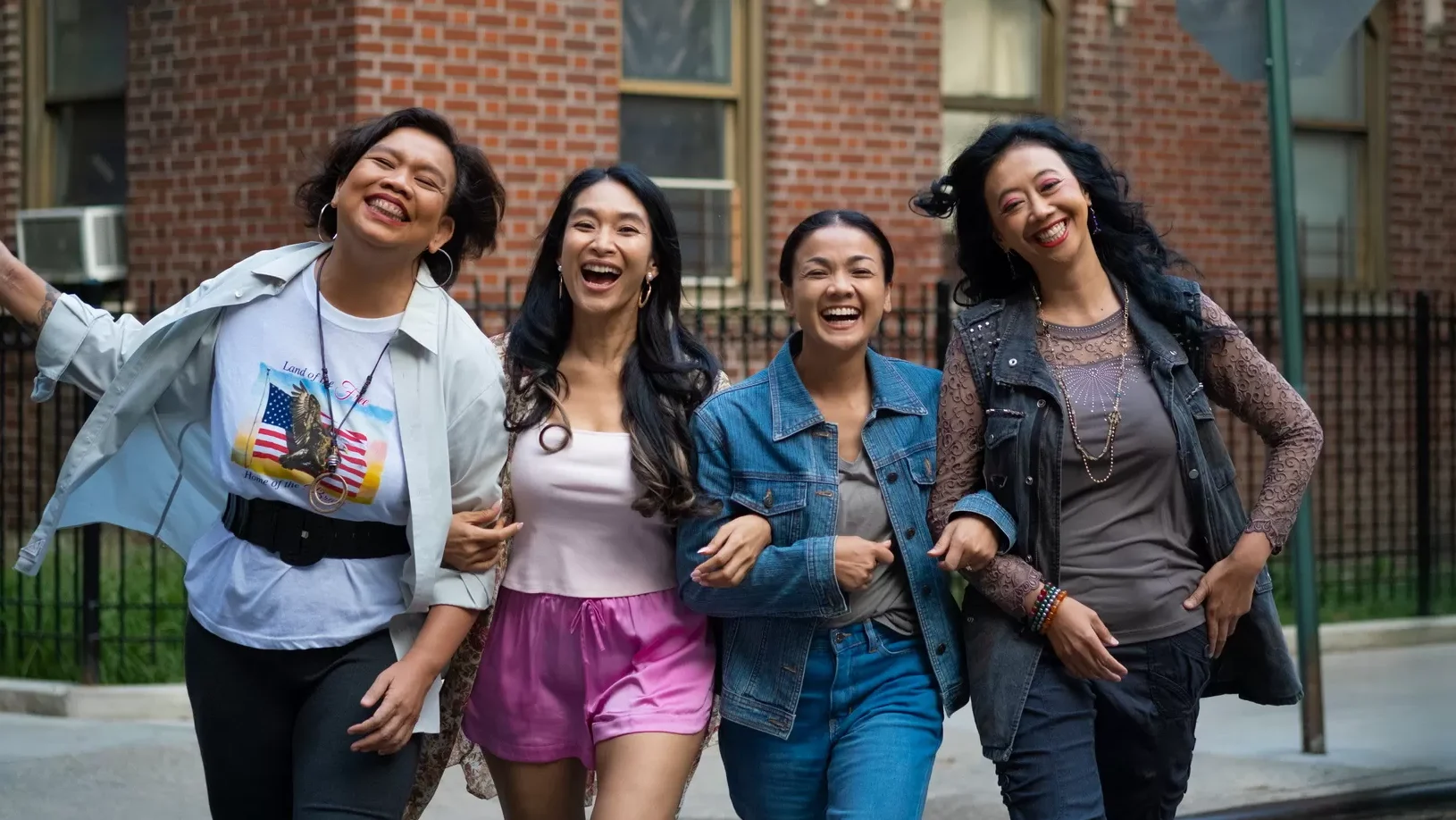 "Bingung mencari kegiatan setelah pulang Tarawih? Coba tonton 4 rekomendasi film inspiratif dan hangat ini untuk menemani waktu santai kamu sebelum sahur."