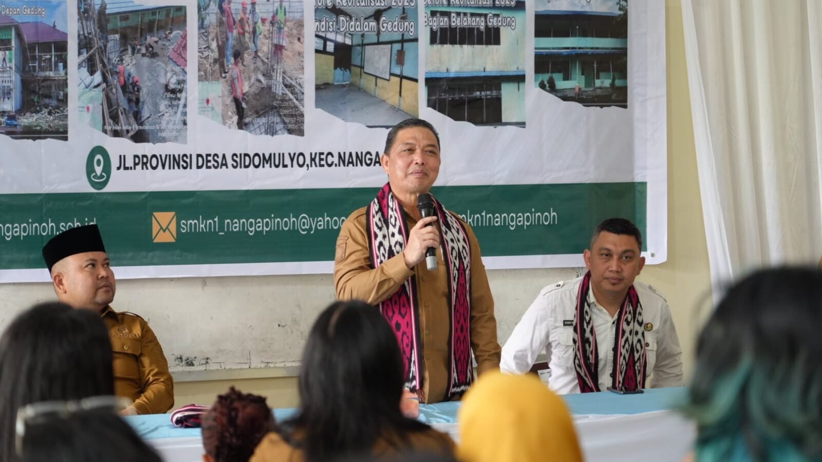 Gubernur Kalimantan Barat Ria Norsan saat di lingkungan SMKN 1 Nanga Pinoh, Kabupaten Melawi.