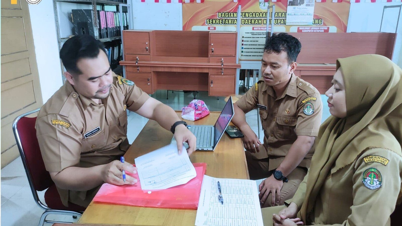 Staf Kantor Camat Air Upas Ridwan Barokah sedang berdiskusi dan meninjau dokumen perencanaan pengadaan barang dan jasa bersama perwakilan Sekretariat Daerah Kabupaten Ketapang. (Dok. HO/Faktakalbar.id)