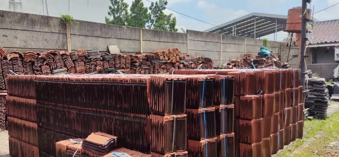 "Ria Norsan menyatakan Kalimantan Barat siap mendukung program gentengisasi pemerintah pusat dengan memanfaatkan bahan baku dari sisa produksi tambang bauksit."