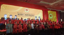 "Gubernur Ria Norsan melantik pengurus MABT Indonesia di Pontianak. Ia menegaskan organisasi ini harus menjadi modal sosial penjaga stabilitas dan toleransi, bukan sekadar pelestari budaya."