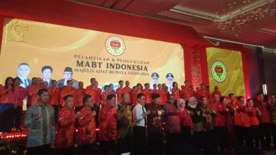 "Gubernur Ria Norsan melantik pengurus MABT Indonesia di Pontianak. Ia menegaskan organisasi ini harus menjadi modal sosial penjaga stabilitas dan toleransi, bukan sekadar pelestari budaya."