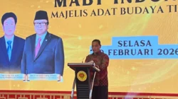 "Gubernur Ria Norsan memastikan lahan Rumah Adat Tionghoa di Kalbar sedang dalam tahap pengukuran. Ia berkomitmen menepati janji pembangunan simbol persatuan tersebut."
