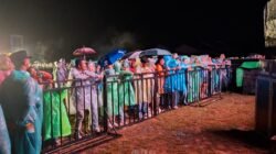 ribuan penonton dalam acara Konser Musik Pusat Damai Fest 2026 yang digelar di Halaman Rumah Betang Ompuk Hibun Panu, Parindu, Sabtu (14/2/2026).