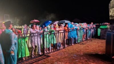 ribuan penonton dalam acara Konser Musik Pusat Damai Fest 2026 yang digelar di Halaman Rumah Betang Ompuk Hibun Panu, Parindu, Sabtu (14/2/2026).