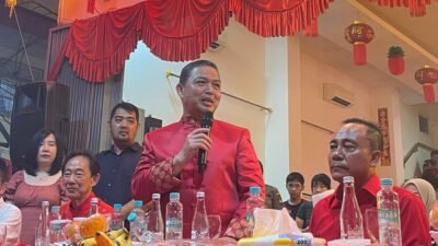 "Gubernur Ria Norsan menghadiri perayaan Sa Cap Meh di Jalan Gajah Mada, Pontianak. Pesan persatuan dan toleransi ditekankan di tengah keberagaman etnis Kalimantan Barat."