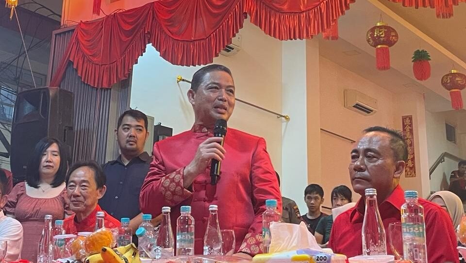 "Gubernur Ria Norsan menghadiri perayaan Sa Cap Meh di Jalan Gajah Mada, Pontianak. Pesan persatuan dan toleransi ditekankan di tengah keberagaman etnis Kalimantan Barat."