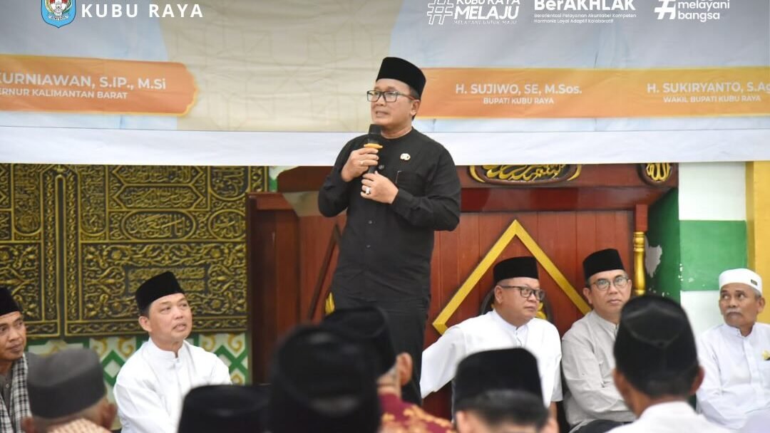 Bupati Kubu Raya Sujiwo memberikan sambutan didampingi jajaran jemaah pada kegiatan Safari Ramadan di Masjid Jami Al Hidayah, Desa Rasau Jaya Dua. (Dok. HO/Faktakalbar.id)