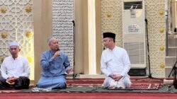 Wali Kota Pontianak Edi Rusdi Kamtono mendengarkan aspirasi warga secara langsung dalam kegiatan Safari Ramadan usai salat Subuh di Masjid Assalam Pal V. (Dok. HO/Faktakalbar.id)