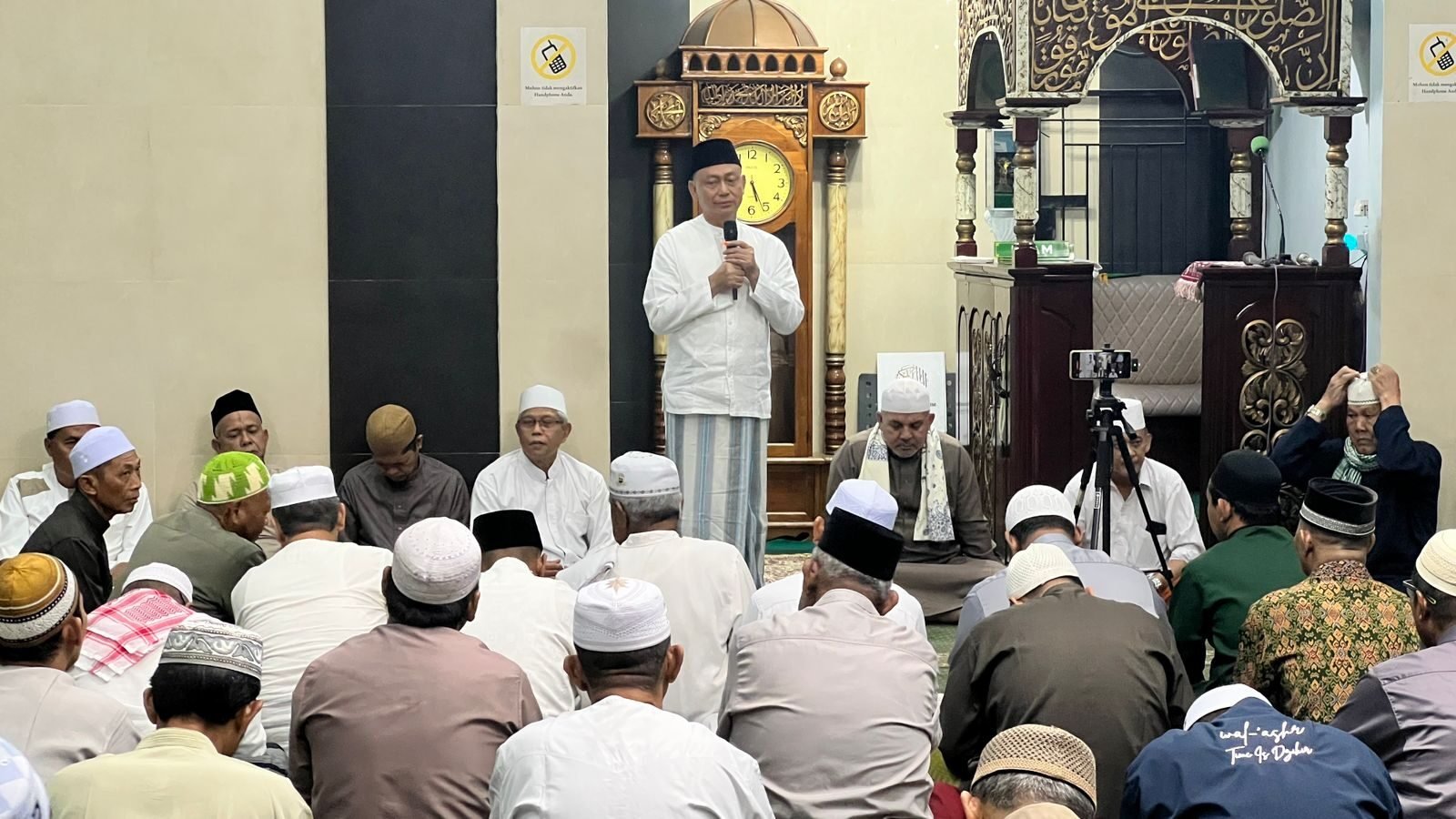 Wali Kota Pontianak Edi Rusdi Kamtono memberikan arahan saat Safari Ramadan di Masjid Baiturrahim Pontianak Barat. (Dok. HO/Faktakalbar.id)