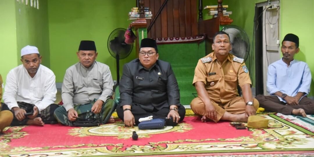 Wakil Bupati Sukiryanto memberikan sambutan saat menghadiri kegiatan Safari Ramadan Pemerintah Kabupaten Kubu Raya di Masjid As Syakirin. (Dok. HO/Faktakalbar.id)
