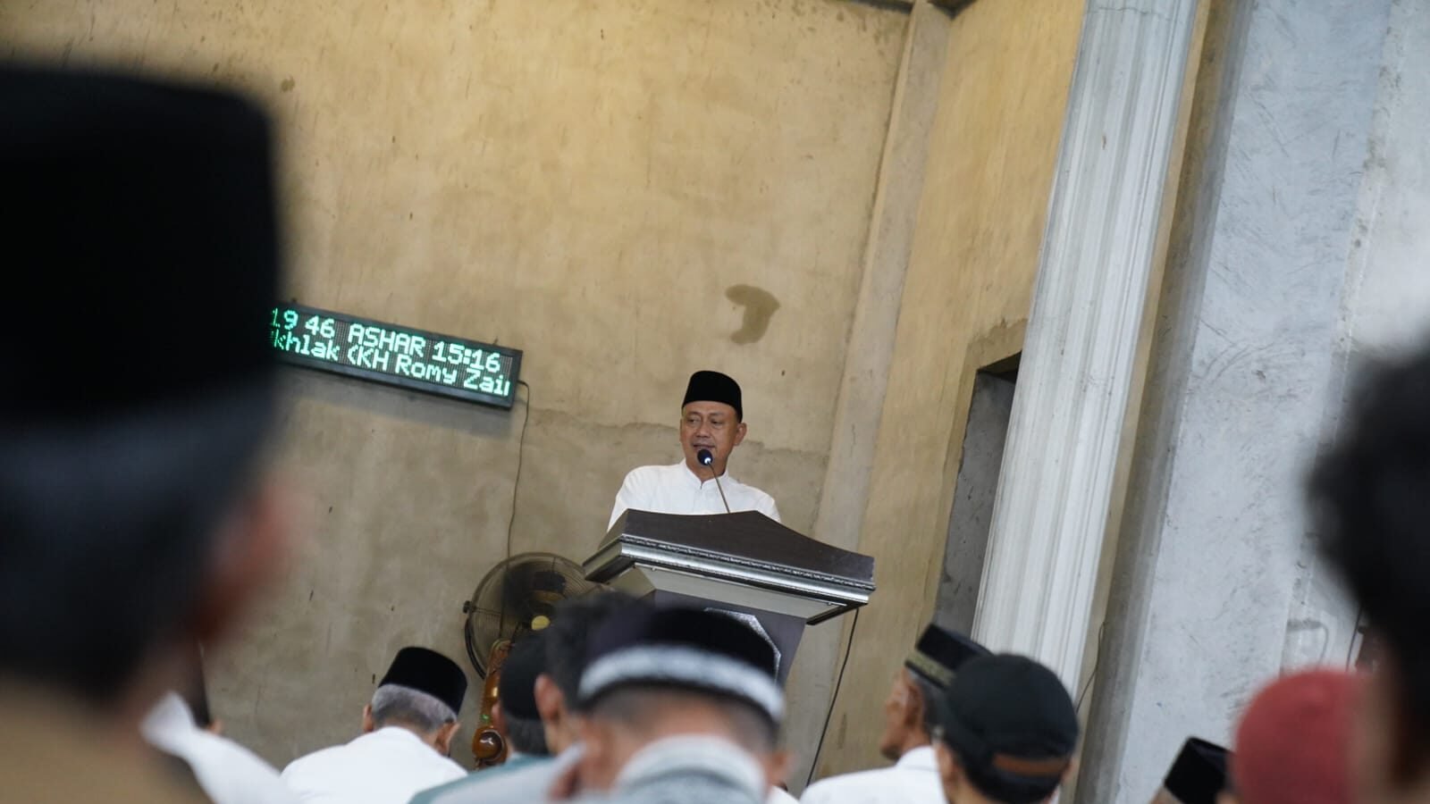 Wali Kota Pontianak Edi Rusdi Kamtono memberikan sambutan dalam Safari Ramadan di Masjid Al Akbar. (Dok. HO/Faktakalbar.id)