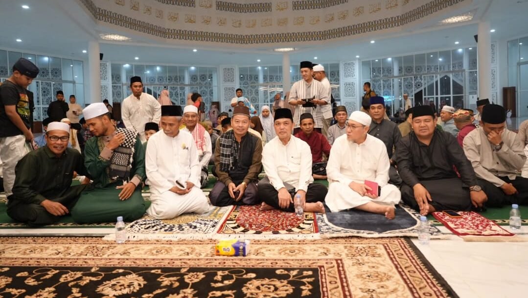 Gubernur Kalbar Ria Norsan sampaikan kultum dalam Safari Ramadhan di Melawi. Ia ingatkan warga jauhi 4 sifat buruk agar raih ampunan di bulan puasa.