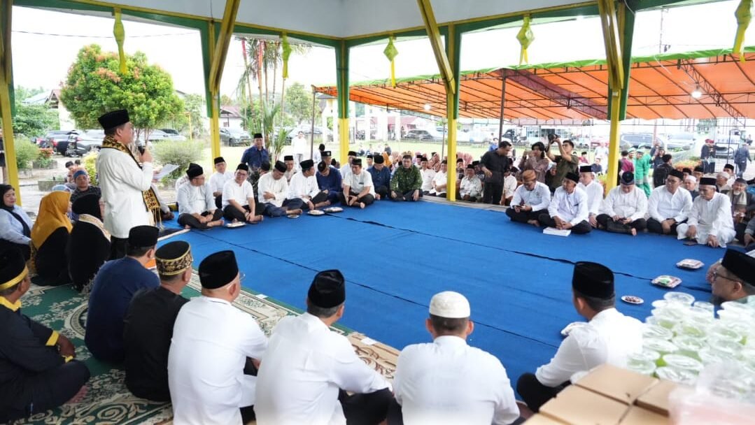 Gubernur Kalimantan Barat, Ria Norsan, menyampaikan sambutan dalam kegiatan Safari Ramadhan di Keraton Al-Mukarramah, Kabupaten Sintang, Minggu (22/2/2026).