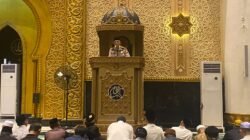 Kasubdit Polmas Polda Kalbar AKBP Oon Sudarman saat memberikan kultum tarawih dalam rangkaian Safari Ramadhan di Masjid Raya Mujahidin Pontianak.