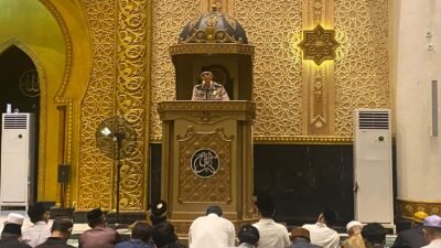 Kasubdit Polmas Polda Kalbar AKBP Oon Sudarman saat memberikan kultum tarawih dalam rangkaian Safari Ramadhan di Masjid Raya Mujahidin Pontianak.