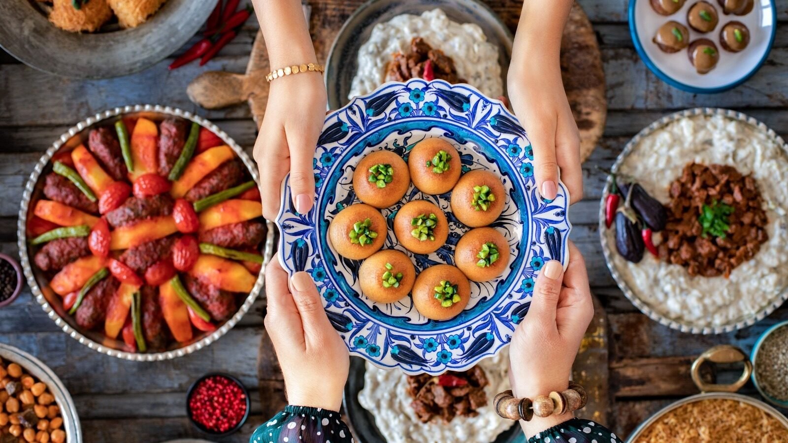 Aneka hidangan pembuka puasa (takjil) manis dan gurih yang disajikan di atas piring bermotif klasik, menggambarkan suasana berbuka puasa yang hangat. (Dok. HO/Faktakalbar.id)
