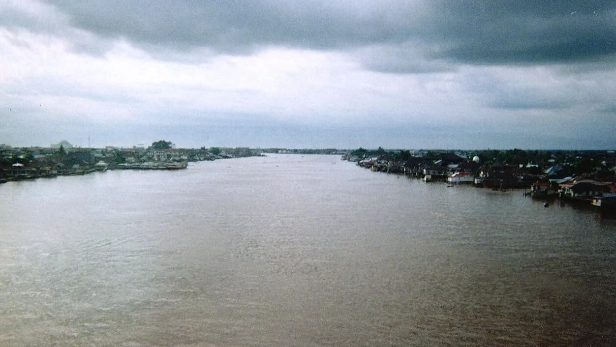 "Waspada krisis air bersih. Akibat kemarau panjang, kadar garam Sungai Kapuas capai 300 mg/liter. Wali Kota Pontianak berharap hujan segera turun di hulu."