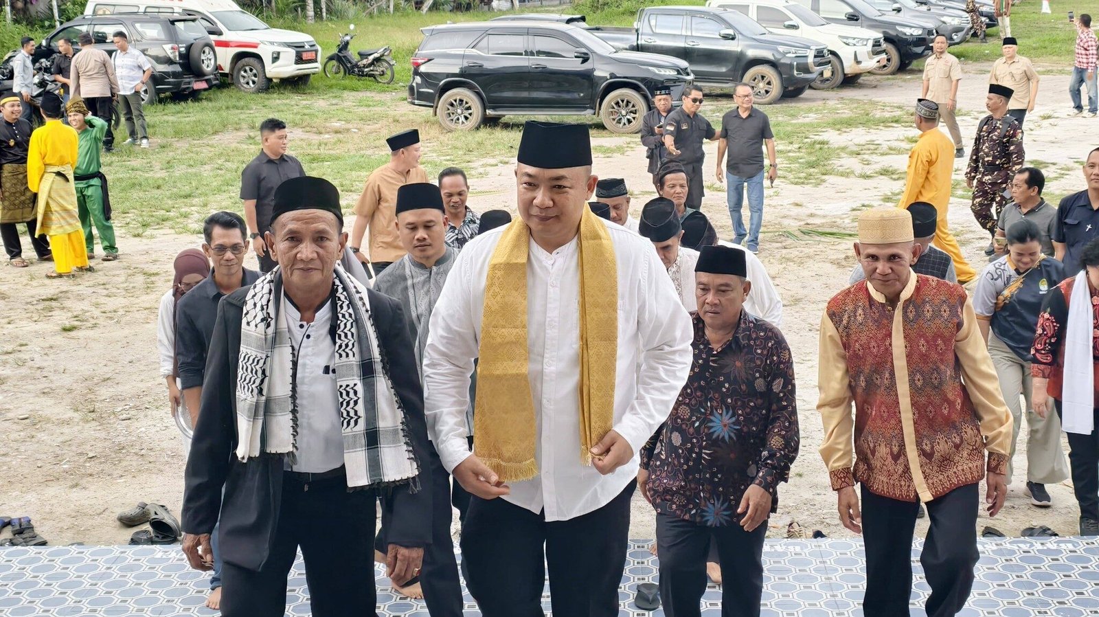 Bupati Ketapang Alexander Wilyo memberikan sambutan di atas podium mengenai visi pembangunan berkeadilan bagi masyarakat. (Dok. HO/Faktakalbar.id)