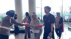 "Personel Bid Propam Kepolisian Daerah Kalimantan Barat mendatangi jamaah yang berteduh di Masjid Raya Mujahidin Pontianak untuk membagikan takjil dan pesan kamtibmas."