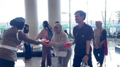 "Personel Bid Propam Kepolisian Daerah Kalimantan Barat mendatangi jamaah yang berteduh di Masjid Raya Mujahidin Pontianak untuk membagikan takjil dan pesan kamtibmas."