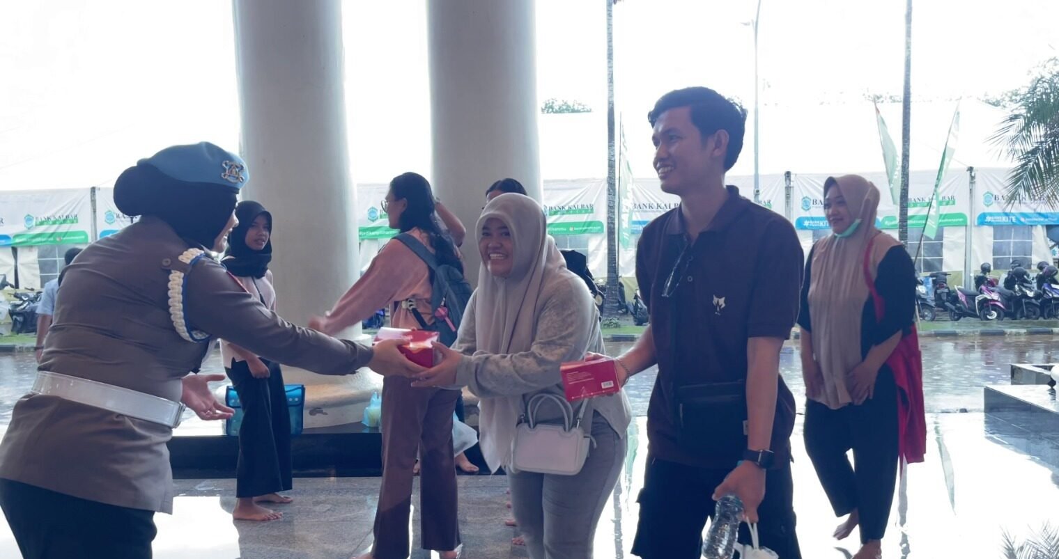 "Personel Bid Propam Kepolisian Daerah Kalimantan Barat mendatangi jamaah yang berteduh di Masjid Raya Mujahidin Pontianak untuk membagikan takjil dan pesan kamtibmas."
