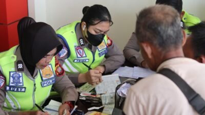 Petugas Satgas Gakkum Ditlantas Polda Kalbar saat melakukan pemeriksaan surat kendaraan dan memberikan teguran kepada pengendara dalam kegiatan Operasi Keselamatan Kapuas 2026 di Jalan Adisucipto, Minggu (15/2/2026).