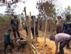 Jalan Putus Hambat Pemadaman, Satgas Karhutla Polres Mempawah Lakukan Perbaikan Darurat di Dusun Telayar