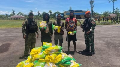 "Satgas Korpasgat fasilitasi distribusi sembako Pemda Boven Digoel ke wilayah terpencil Koroway Batu lewat jalur udara. Upaya menjaga ketahanan pangan perbatasan."