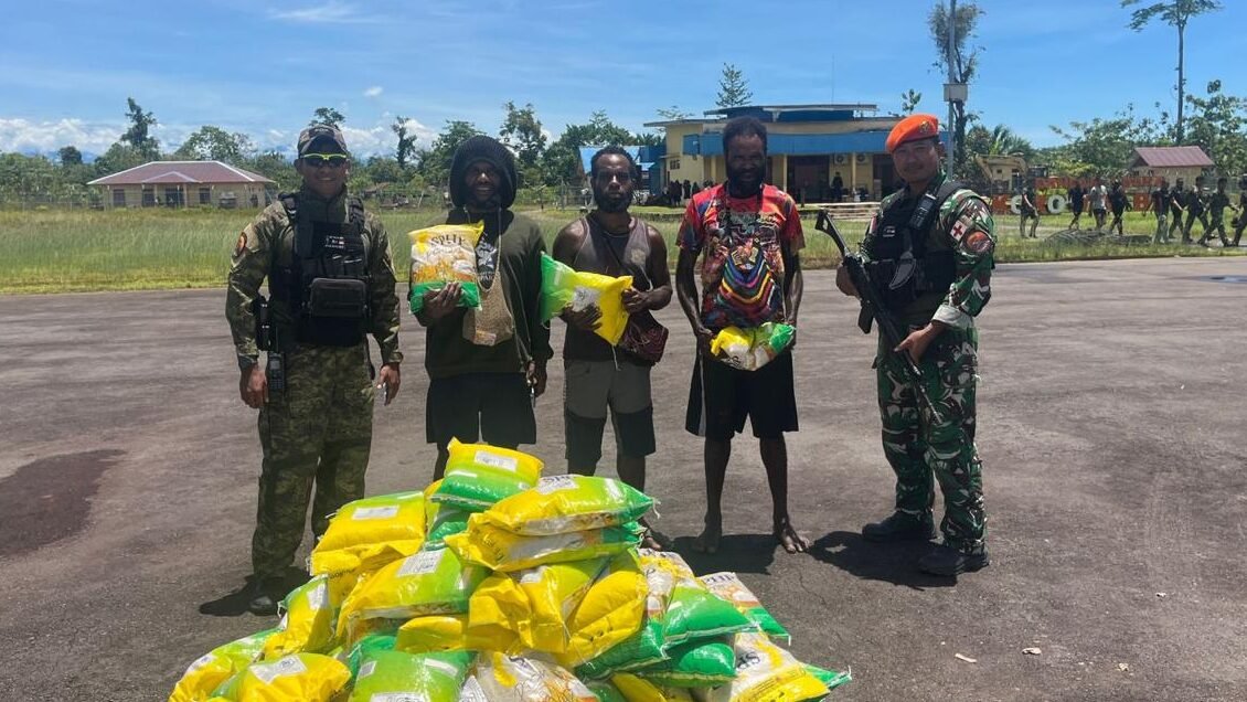 "Satgas Korpasgat fasilitasi distribusi sembako Pemda Boven Digoel ke wilayah terpencil Koroway Batu lewat jalur udara. Upaya menjaga ketahanan pangan perbatasan."