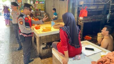 Personel Satgas Liong Kapuas 2026 melakukan dialog dengan pedagang di Pasar Kemuning Pontianak guna mengantisipasi peredaran uang palsu, Minggu (22/2/2026).