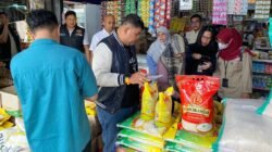 Tim Satgas Ketahanan Pangan Nasional bersama Polres Sanggau saat melakukan inspeksi harga dan ketersediaan bahan pokok di Pasar Sentral, Kabupaten Sanggau, guna memastikan stabilitas pasar menjelang bulan Ramadan, Sabtu (21/2/2026).