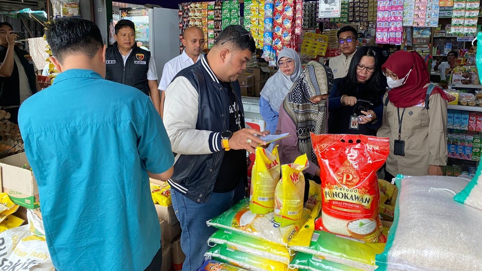 Tim Satgas Ketahanan Pangan Nasional bersama Polres Sanggau saat melakukan inspeksi harga dan ketersediaan bahan pokok di Pasar Sentral, Kabupaten Sanggau, guna memastikan stabilitas pasar menjelang bulan Ramadan, Sabtu (21/2/2026).