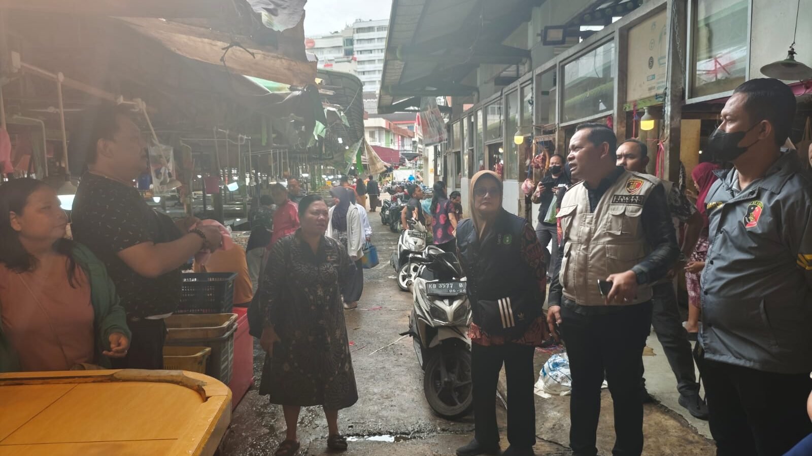 Satgas Pangan Kalbar Kompol Yoan Febriawan melakukan pengecekan harga sembako di Pasar Flamboyan Pontianak menjelang Ramadan 2026. (Dok. HO/Faktakalbar.id)