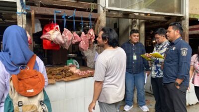 Kompol Yoan Febriawan memimpin personel Satgas Pangan Kalbar melakukan pengecekan harga sembako di lorong Pasar Flamboyan Pontianak. (Dok. HO/Faktakalbar.id)